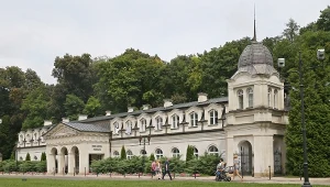 Seniorzy kochają to uzdrowisko. Jesienią park zdrojowy zachwyca 