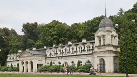 Uzdrowisko uwielbiane przez seniorów jesienią zachwyca jeszcze bardziej. Co oferuje kuracjuszom?