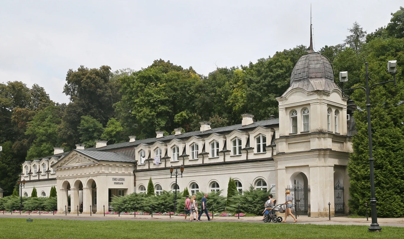 Uzdrowisko uwielbiane przez seniorów jesienią zachwyca jeszcze bardziej. Co oferuje kuracjuszom?