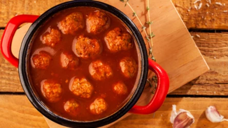 Hit jesieni: jednogarnkowe klopsiki w sosie pomidorowym z czosnkiem i parmezanem
