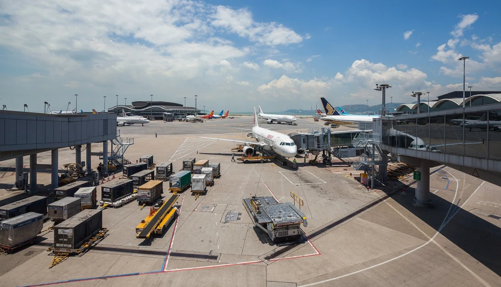 Jeden z największych portów lotniczych świata czasowo wstrzymuje obsługę startów i lądowań samolotów.