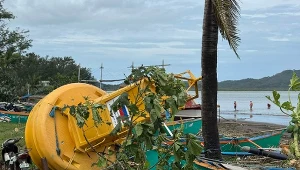 Wyrzucona na brzeg boja nawigacyjna w rejonie miasta Santa Ana na Filipinach. Supertajfun Ragasa zmierza obecnie do południowej części Chin