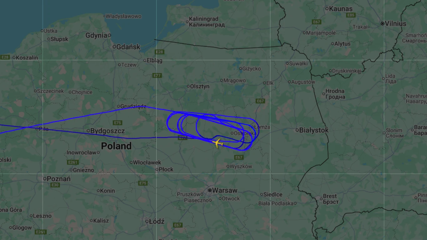 Trasa przelotu brytyjskiego tankowca powietrznego KC Mk2 Voyager nad Polską Mapa Polski z zaznaczoną trasą lotu samolotu w postaci niebieskiej linii, skupiającą się na centralnej części kraju w okolicach Poznania i Łodzi.