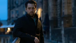 Richard Rankin jako John Rebus