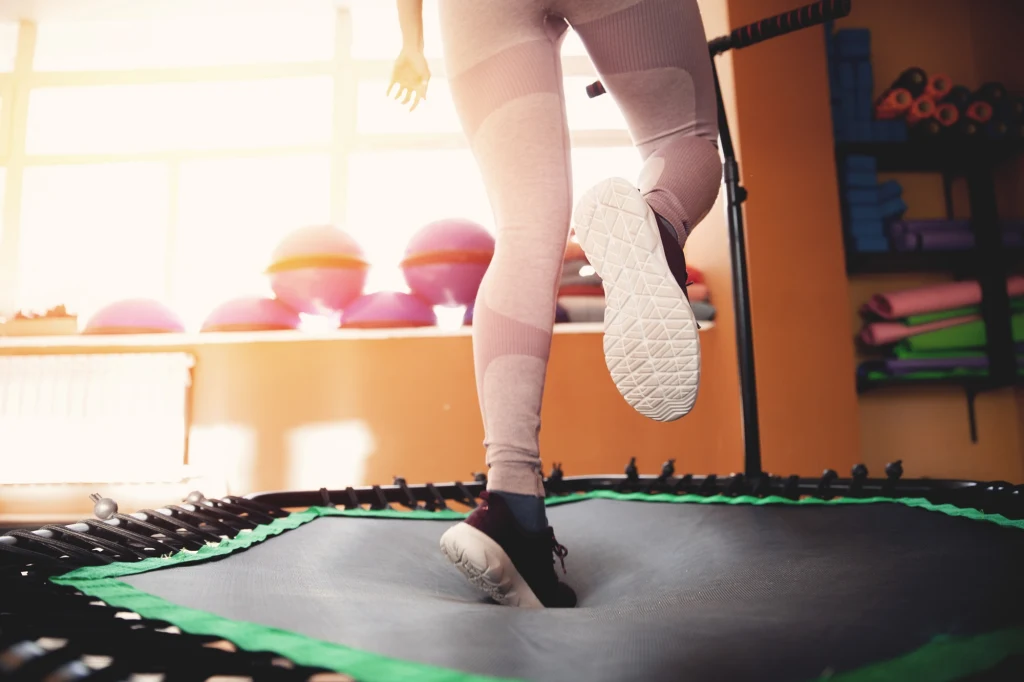 Skoki na trampolinie jako nowy hit fitness – trening, który rzeźbi sylwetkę i nie obciąża stawów