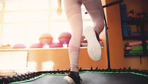Skoki na trampolinie jako nowy hit fitness – trening, który rzeźbi sylwetkę i nie obciąża stawów
