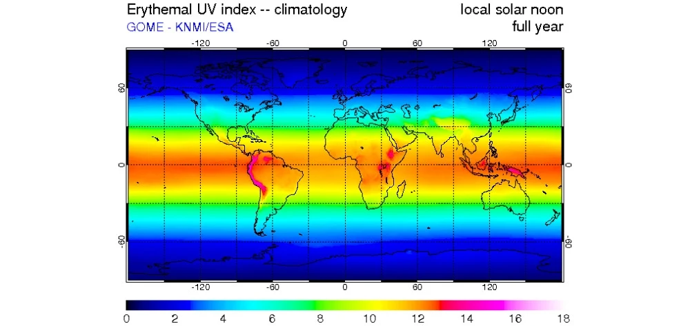 Mapa świata z kolorystycznie zaznaczonymi wartościami erytemalnego indeksu UV, na której widoczne są najwyższe poziomy indeksu w rejonach równikowych oraz obniżające się wartości na północ i południe od równika.