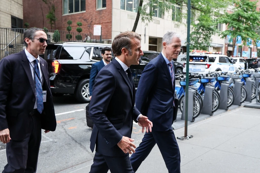 Emmanuel Macron musiał iść pieszo, bo przejazd kawalkady Trumpa zablokował Nowy Jork