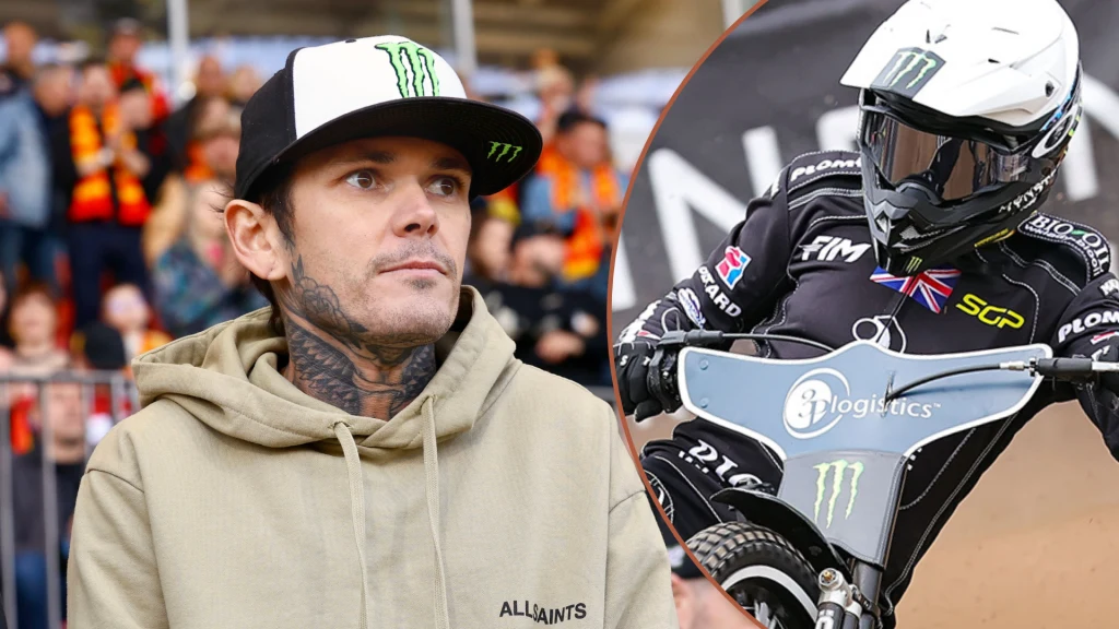Tai Woffinden ma za sobą straszliwy wypadek. Ledwo uszedł z życiem Mężczyzna w beżowej bluzie z tatuażami na szyi i czapce z daszkiem, obok kadru znajduje się wizerunek motocyklisty w kasku i pełnym stroju wyścigowym podczas jazdy sportowej, z widocznymi logotypami sponsorów.