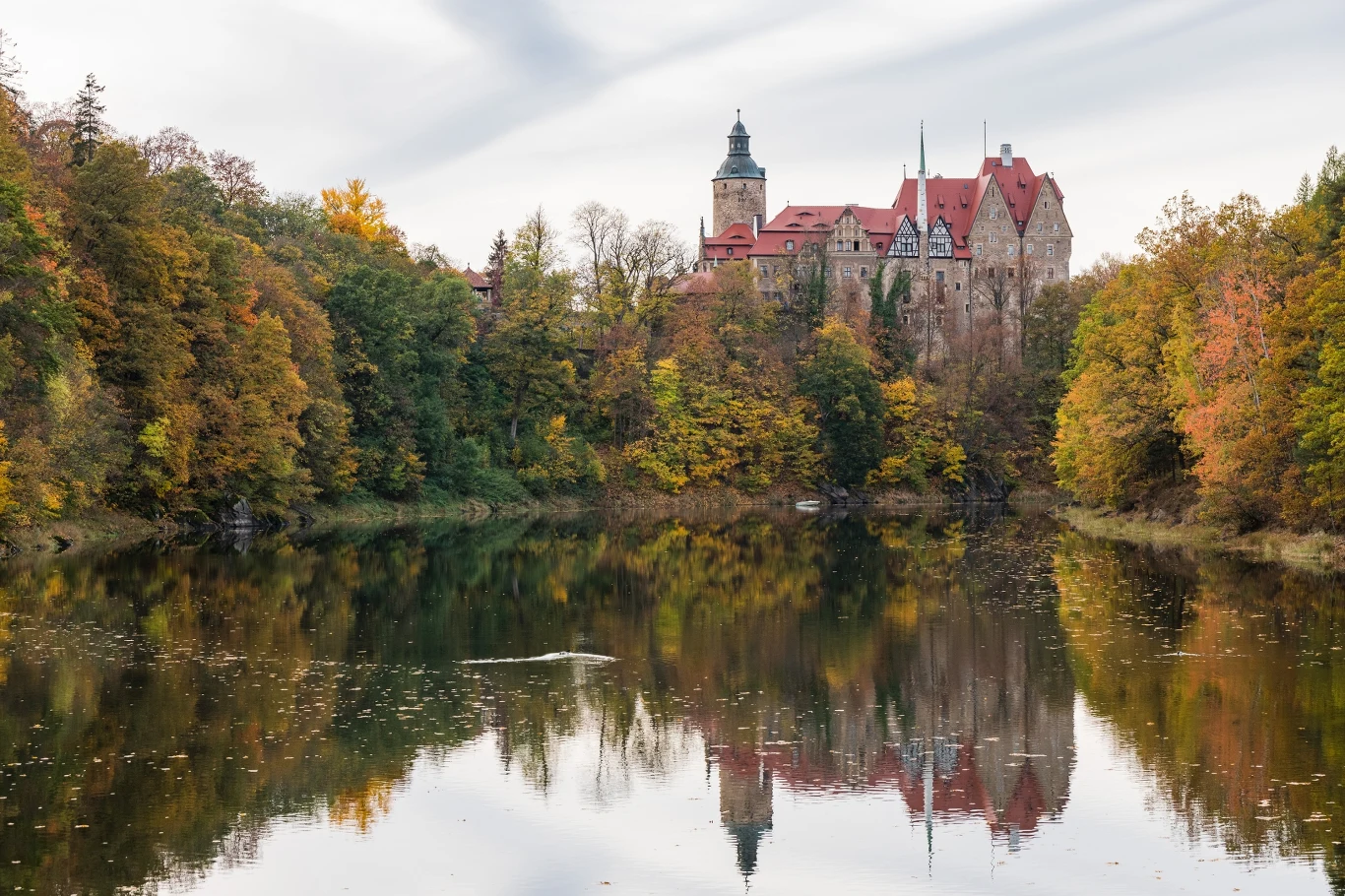 Ten dolnośląski zamek jesienią wygląda niczym z bajki. Dlaczego warto go odwiedzić?