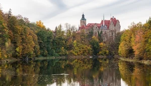Ten zamek wygląda jesienią niczym z bajki. Koniecznie odwiedź, jak będziesz w okolicy 