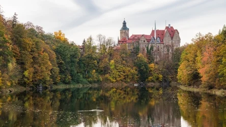 Ten dolnośląski zamek jesienią wygląda niczym z bajki. Dlaczego warto go odwiedzić?