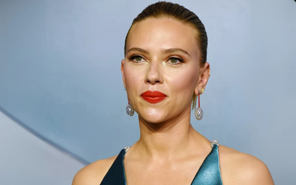 Scarlett Johansson zachwyciła w Nowym Jorku. Wybrała trend, który jeszcze niedawno był uznawany za kiczowaty