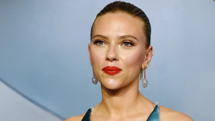 Scarlett Johansson wybrała kontrowersyjny trend z lat 2000. W Nowym Jorku nikt nie mógł przejść obok niej obojętnie