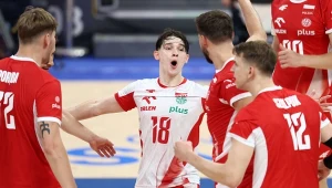 Maksymilian Granieczny z kolegami z siatkarskiej kadry