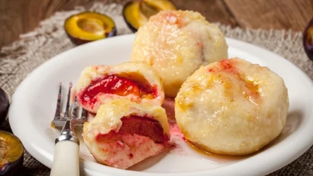 Knedle ze śliwkami są przepyszne. Teraz jest najlepszy czas, aby je przygotować