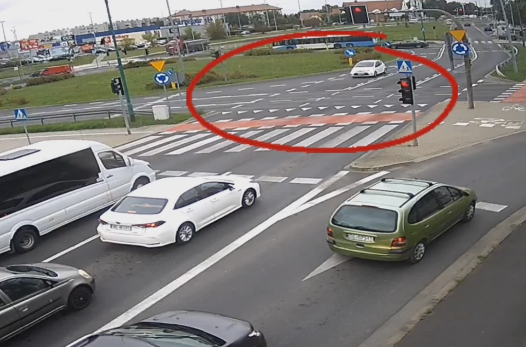 Jazda pod prąd na rondzie w Legnicy. Policja ukarała kierującą.