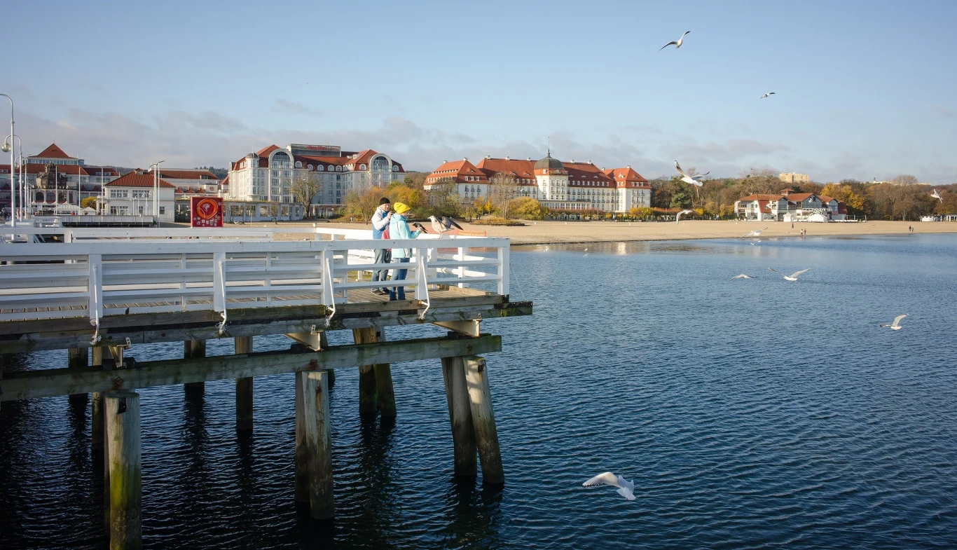 Sopot poza sezonem jest znacznie spokojniejszy, co sprzyja kojącym spacerom i odpoczynkowi.