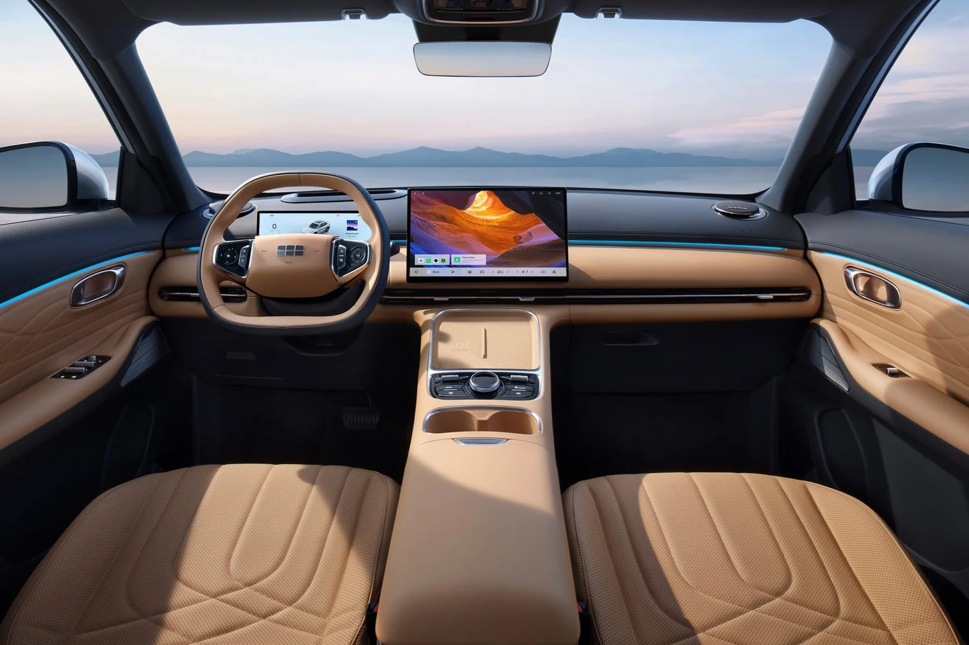 Nowoczesne wnętrze samochodu z jasną, skórzaną tapicerką, panoramicznym ekranem deski rozdzielczej oraz dużym wyświetlaczem centralnym, eleganckie wykończenia i widoczne wnętrze kabiny pozbawione pasażerów.