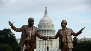 Pomnik Donalda Trumpa i Jeffreya Epsteina pojawił się przed budynkiem Kapitolu