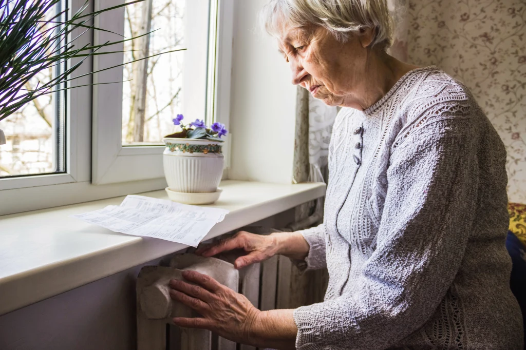 Zasłony a ciepło w mieszkaniu. Jak dobrać je, by rachunki były niższe?