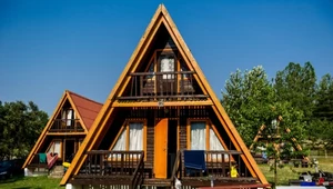 Brda znów modna. Retro domek z PRL-u w nowoczesnej odsłonie i atrakcyjnej cenie