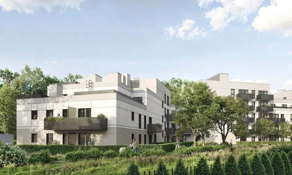 Murapol po I poł 2025 r. Gdzie deweloper sprzedał najwięcej? Nowoczesny budynek mieszkalny otoczony zielenią, z wyraźnie widocznymi balkonami, drzewami oraz zadbanym trawnikiem, w tle jasne niebo z niewielkimi chmurami.