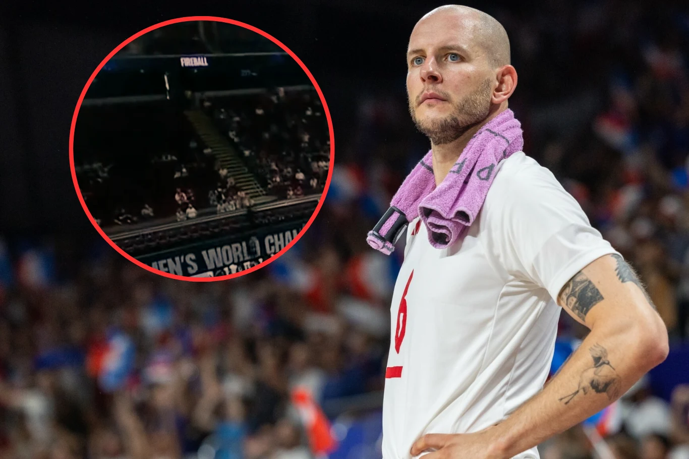 Bartosz Kurek już raz zwrócił uwagę na małą liczbę kibiców. Sytuacja może się powtórzyć Sportowiec w białej koszulce z numerem 6 oraz ręcznikiem na szyi stoi na hali sportowej, w tle widać publiczność; w lewej górnej części zdjęcia znajduje się powiększenie fragmentu trybun.