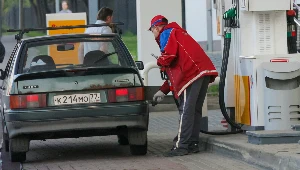 Rosjanie mają problemy z tankowaniem samochodów. Na stacjach brakuje paliwa