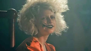 Jessie Buckley w scenie z filmu "Panna młoda!"