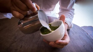 Matcha bez mleka? To najlepszy sposób, by w pełni wykorzystać jej moc. Sprawdź, z czym smakuje i działa jeszcze lepiej