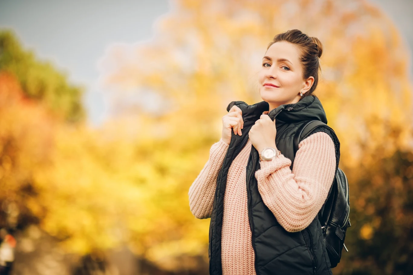 Bezrękawnik doskonale wpisuje się w jesienny klimat, dopełniając wiele stylizacji
