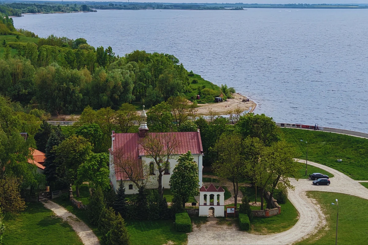 Jeziorsko - zbiornik zaporowy na Warcie - to największy akwen w regionie łódzkim. Na zdj.: zabytkowy kościół w Siedlatkowie 