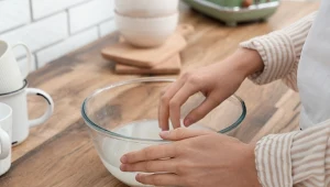 Rozpuść w wodzie i zanurz dłonie. Tak wzmocnisz paznokcie po hybrydzie