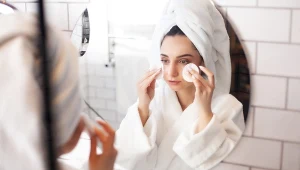 Zapomnij o drogich płatkach pod oczy. Ten produkt działa jeszcze lepiej 