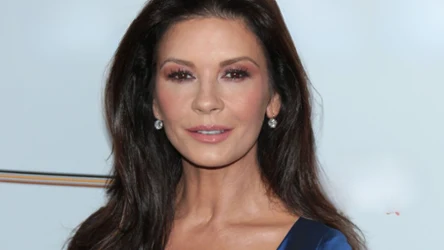 Catherine Zeta-Jones od ćwierć wieku jest żoną sławnego aktora. Mało kto pamięta, z kim się związała