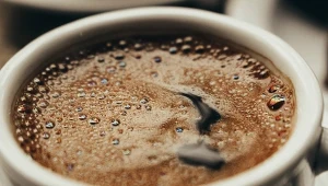 Jakie są najpopularniejsze sposoby serwowania kawy w domu?