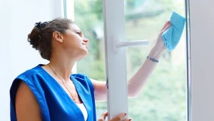 Mycie okien przed świętami swoje kosztuje. Znamy ceny.