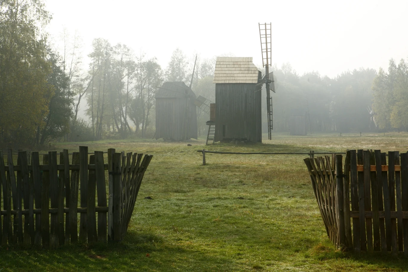 Odwiedzając skansen w Kolbuszowej można rozpoznać wiele kadrów z popularnego serialu "1670".