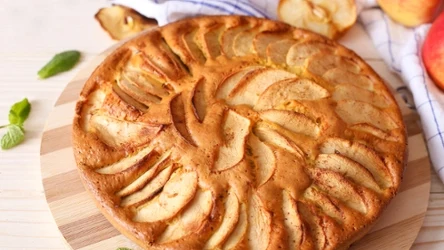 Do ciasta z jabłkami na maślance nie potrzeba miksera. Składniki łączy się łyżką. 