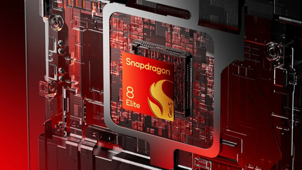Pod obudową Oppo Find N6 jest najmocniejszy procesor Qualcomma, czyli Snapdragon 8 Elite Gen 5. Procesor Snapdragon 8 Gen 5 Elite umieszczony w środku układu scalonego, z widocznymi szczegółami architektury elektronicznej podkreślonymi czerwonymi akcentami.