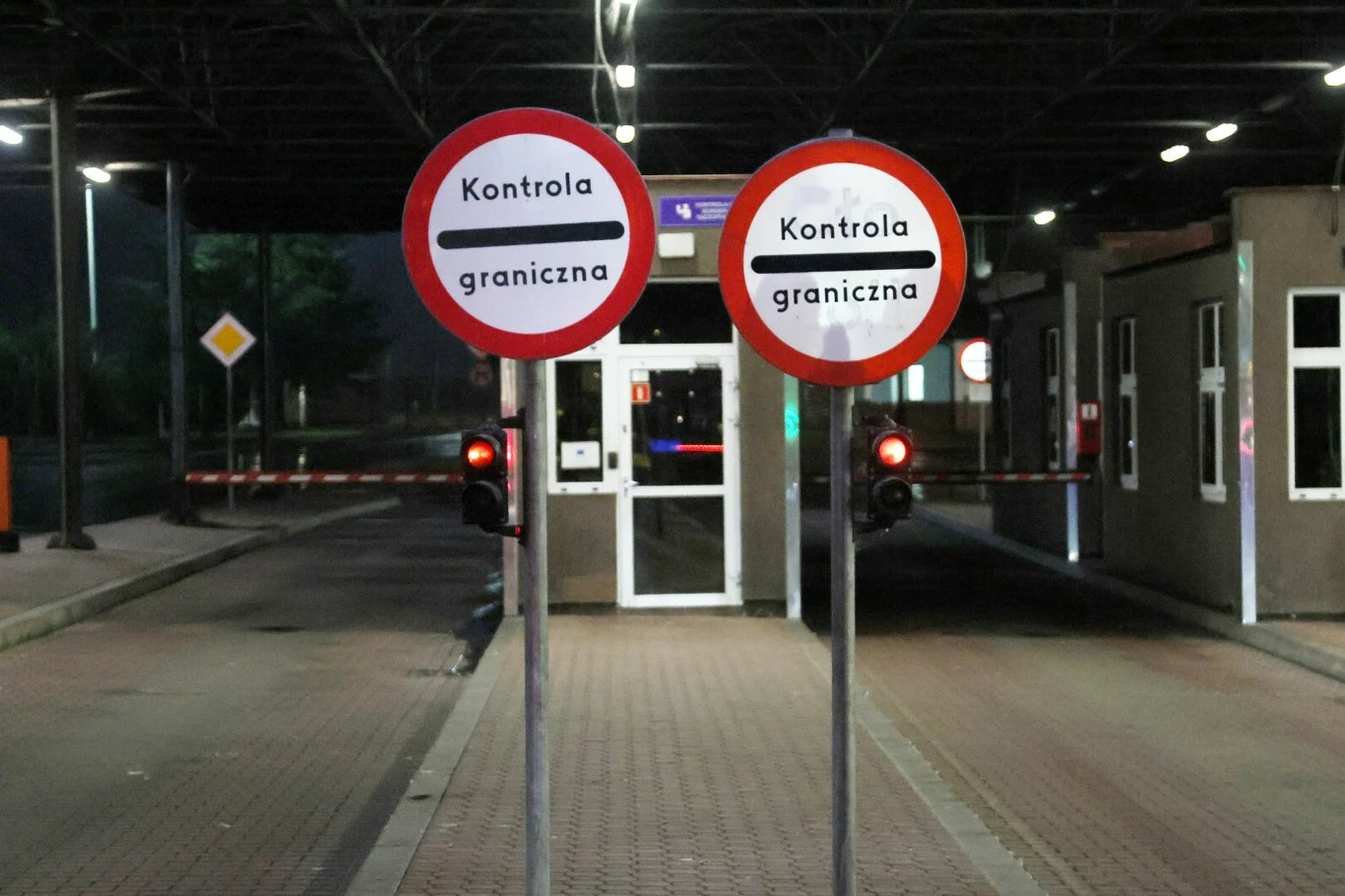 Polska ponownie otworzyła przejścia graniczne z Białorusią. Rząd stawia jednak warunek. Dwa znaki z napisem „Kontrola graniczna” ustawione na środku opustoszałego przejścia granicznego, w tle budka kontrolna oraz zamknięty szlaban.