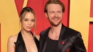 Claudia Sulewski i Finneas O'Connell