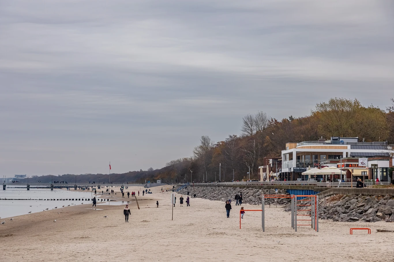 Plaże jesienią pustoszeją i oferują kojący spokój 