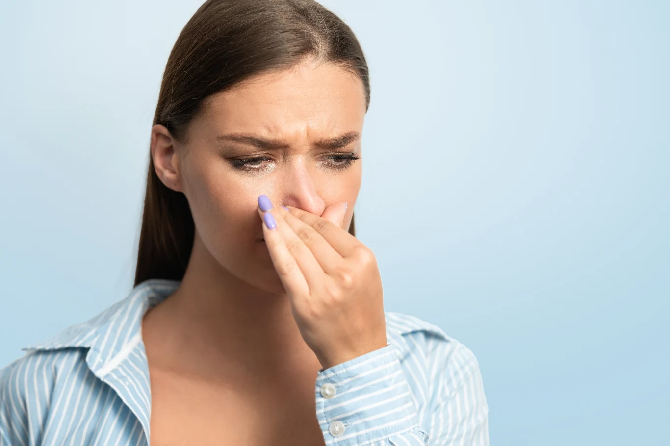 Zagnieżdżenie się karaluchów domu można rozpoznać po nieprzyjemnym zapachu 