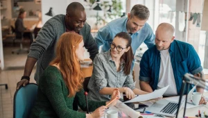 Podstawową informacją, na której zależy większości aplikujących osób, jest to, czy firma umożliwia pracownikom rozwój zawodowy oraz awans