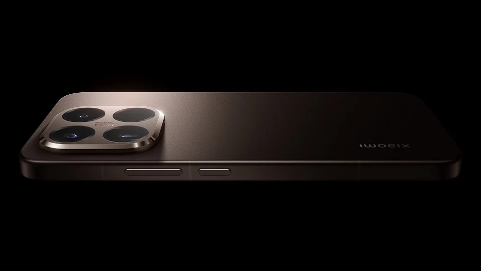 Czarny smartfon marki Xiaomi wyeksponowany na ciemnym tle, z widoczną wyspą aparatów wyposażoną w cztery obiektywy, metaliczną obudową i wyraźnymi przyciskami bocznymi.