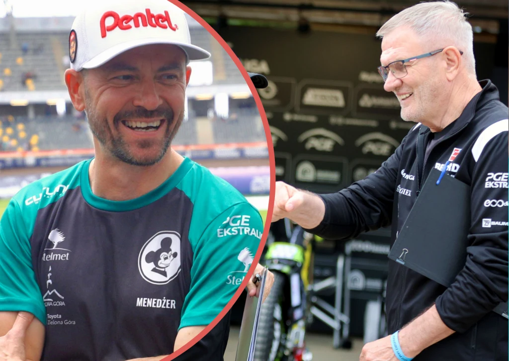 Dwóch mężczyzn w sportowych ubraniach, jeden z nich uśmiechnięty w czapce z daszkiem, drugi gestykuluje trzymając notes, tło ze stadionem i sprzętem sportowym.