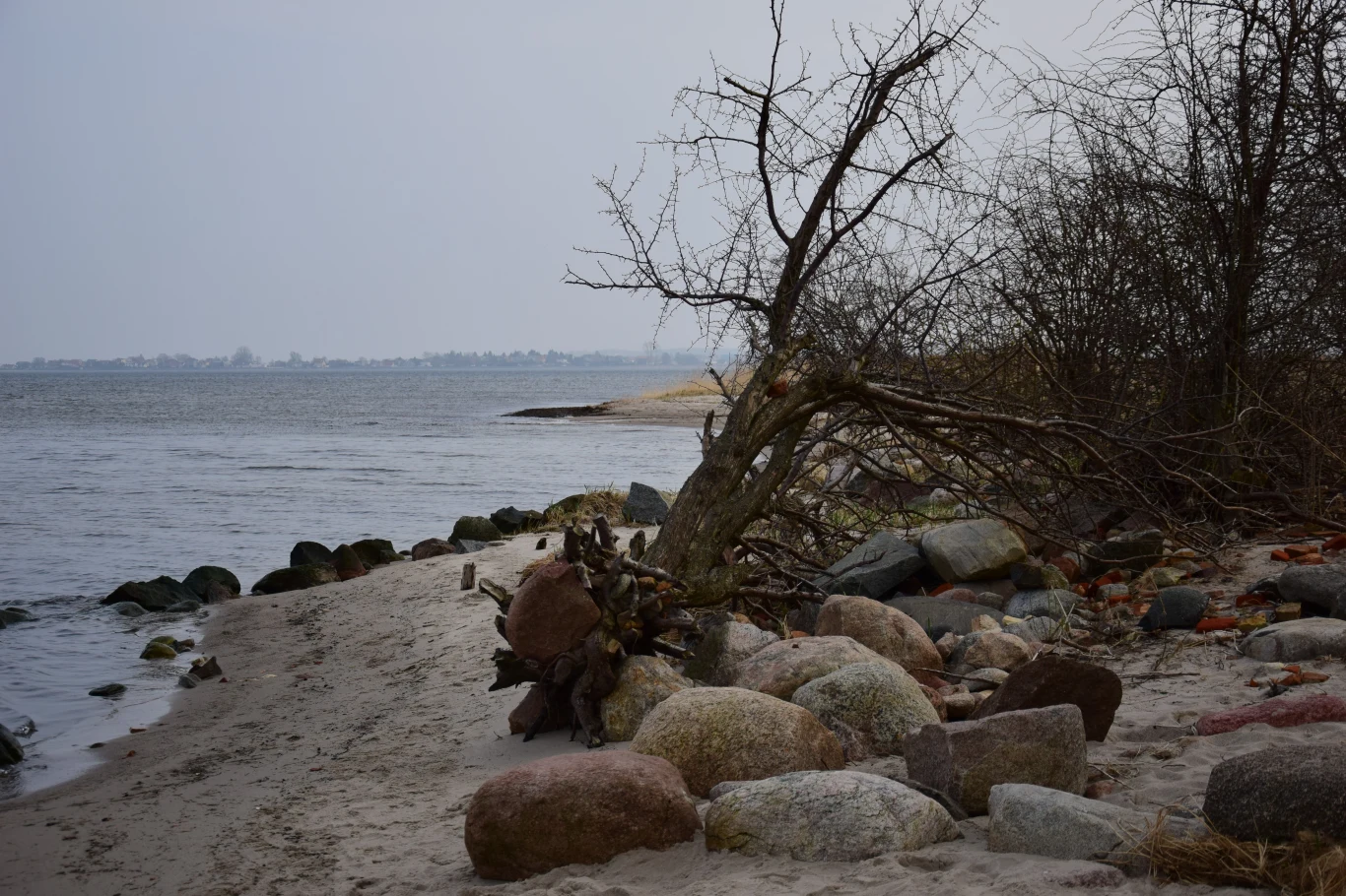W te okolice można się wybrać na spacer, by dostrzec też inne ślady. W rejonie rezerwatu przyrody Beka znajdują się pozostałości pochłoniętej przez morze osady, m.in. kamienne fundamenty, a w Rzucewie powstał park kulturowy Osada Łowców Fok. Kamienista plaża z rozrzuconymi głazami i powalonym krzewem, spokojna woda oraz pochmurne niebo tworzą spokojny, nieco surowy pejzaż.