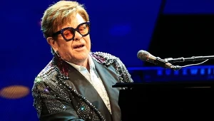 Elton John przegrał zakład z Lola Young